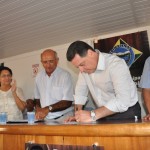 O Governador Marconi Perillo esteve na tarde do dia 13 de setembro no município de Piranhas, onde prestigiou a formatura de 320 alunos do Programa Bolsa Futuro. Na ocasião, foram anunciadas novas 1800 vagas do programa para o biênio 2013/2014, exclusivamente para moradores do município. “Trazemos o desenvolvimento a este município, quando investimos na qualificação do cidadão de Piranhas para que ele venha a ocupar as melhores vagas que estão sendo criadas”, declarou Marconi. Dentre os esforços do governo para fomentar o progresso no município, destacam-se a conquista do investimento bilionário da mineradora multinacional Anglo American na cidade e que estará de imediato gerando mais de duas centenas de empregos, principalmente para técnicos em mineração. “Tenho a alegria de anunciar o investimento neste município previsto pela Anglo American para exploração das minas de fosfato. Só em Goiás, o investimento da mineradora atinge a ordem de R$ 7 bilhões”, adiantou o governador. Na oportunidade atendendo solicitações do prefeito Otair Teodoro Leite e da primeira - dama Ana Aparecida assinou ordens de serviço para a reconstrução da GO-060, no perímetro urbano, trecho de 04 quilômetros de Avenida dupla, sendo toda a Avenida Palmares até o trevo de acesso à Avenida Brasil Central que também será reconstruída nos Setores Palmares, Sul e Central. A Pavimentação da Avenida é um sonho da maioria absoluta dos piranhenses, já que tem sua maior parte pavimentada em Paralelepípedo e contribui para os estragos em veículos e bicicletas, e não oferece comodidade para que as mulheres possam caminhar de salto alto com segurança. Também será reconstruída a pavimentação de um quilômetro da pista de acesso ao Trevo, saída para Bom Jardim de Goiás. Ao lado do prefeito Otair Teodoro e da primeira – dama Ana Aparecida Leite o Governador entregou 27 computadores para professores da rede estadual e uma ambulância, cedida pela OVG. Autorizou a Agehab a construir 40 unidades habitacionais em parceria com o Governo Federal, repassou R$ 60 mil para reforma do Ginásio de Esportes e implantação de uma escola de esportes para atender 100 crianças. Também anunciou a liberação de R$ 1 milhão para recapeamento asfáltica ou asfalto novo e R$ 2 milhões e 500 mil para serem revertidos na pavimentação asfáltica da pista do aeroporto local. “Uma cidade voltada para o futuro precisa de um aeroporto. Isso permite que grandes empresas venham para o município, pois teriam a oportunidade de deslocar executivos de grandes centros com maior agilidade. Estamos criando as oportunidades de crescimento e de geração de emprego. Agora, queremos que os goianos sejam bem capacitados para ocuparem as melhores vagas”, finalizou Marconi. Correspondendo ao carinho do Governador com a administração municipal o prefeito Otair e a primeira – dama Ana Aparecida presenteou Marconi Perillo com uma cesta produtos da Agricultura Familiar. Na oportunidade o governador Marconi entregou simbolicamente um Tablet para professora Ivone Rosa de Oliveira, que representou 26 colegas que também foram presenteadas. O evento que foi realizado no Auditório Sebastião Pereira Bueno, na Câmara Municipal contou com a participação de centenas de piranhenses e o local acabou ficando pequeno para receber tanta gente. Na oportunidade a Coordenadora do Curso Bolsa Futuro parabenizou os alunos concluintes da primeira etapa do Programa e o aluno Ronaldo Martins representou seus colegas, quando agradeceu ao governador Marconi Perillo e o Secretário de Ciência e Tecnologia Mauro Faiad por ter contemplado Piranhas com o Programa.. “Somos gratos a esta grande equipe de profissionais que nos proporcionaram condições para qualificarmos”, frisou. Em seguida falou o Secretário de Ciência e Tecnologia Mauro Faiad que anunciou para breve a reforma do CEP em Piranhas e a entrega de mais de 700 diplomas do Programa Bolsa Futuro. “Não será um diploma somente para ficar na parede, mas vai ser a chave para abrir portas para um bom emprego. Os alunos piranhenses são exemplos para Goiás, pois o número de evasões foi pequeno e porque percebemos que o piranhense quer se qualificar estamos liberando 1800 vagas do Programa”, frisou. Presentes ao evento o deputado federal Heuler Cruvinel, Vilmar Rocha e o deputado estadual Júlio da Retífica parabenizaram a turma de formandos pela conquista do diploma. “É um momento muito especial para todos os formandos, que hoje estão recebendo este diploma importante, que vai dar condição para sonharmos com um futuro melhor, o governador fez uma posta neste programa, está apostando nos goianos, é com certeza o governador que mais gerou empregos no Estado”.. Ao usar da palavra o prefeito Otair Teodoro Leite fez referencia a sua amizade com o governador Marconi Perillo. “Somos amigos há muito tempo, quando foi governador pela primeira vez, fez muito por Piranhas, me ajudou com 300 mil metros quadrados de pavimentação asfáltica e nos ajudou com 100 casas do cheque moradia e agora vem novamente liberar obras, mas eu sei que ele ajudou muito também o ex – prefeito Paulo Naves e a ex – prefeita Eurides Naves”, firmou. Prosseguindo o prefeito agradeceu ao governador Marconi pelas obras autorizadas na oportunidade. “Sou grato por tudo que o Marconi tem feito por Piranhas, mas quero agradecer pelas obras autorizadas neste momento, ele está realizando um sonho dos piranhenses, no momento que a cidade está experimentando um ritmo acelerado de crescimento, quando recebe investimentos milionários na área de mineração/fosfato, plantio de soja e a vinda da Comigo”, destacou. Obras reivindicadas ainda pelo prefeito Otair Teodoro “Conclusão iluminação do Estádio, 60 mil metros quadrados de pavimentação nova, recapeamento das ruas e avenidas da cidade, construção da pavimentação da GO – 188, que liga Doverlândia a Campos Verdes, não havendo a possibilidade da pavimentação, pelo menos construir algumas pontes, bueiros e cortar duas cerras para facilitar o escoamento da produção do município, a pavimentação do Aeroporto e melhorias na iluminação da cidade, todas a serem analisadas pelo governador Marconi”.