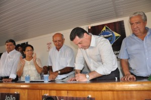 O Governador Marconi Perillo esteve na tarde do dia 13 de setembro no município de Piranhas, onde prestigiou a formatura de 320 alunos do Programa Bolsa Futuro. Na ocasião, foram anunciadas novas 1800 vagas do programa para o biênio 2013/2014, exclusivamente para moradores do município. “Trazemos o desenvolvimento a este município, quando investimos na qualificação do cidadão de Piranhas para que ele venha a ocupar as melhores vagas que estão sendo criadas”, declarou Marconi. Dentre os esforços do governo para fomentar o progresso no município, destacam-se a conquista do investimento bilionário da mineradora multinacional Anglo American na cidade e que estará de imediato gerando mais de duas centenas de empregos, principalmente para técnicos em mineração. “Tenho a alegria de anunciar o investimento neste município previsto pela Anglo American para exploração das minas de fosfato. Só em Goiás, o investimento da mineradora atinge a ordem de R$ 7 bilhões”, adiantou o governador. Na oportunidade atendendo solicitações do prefeito Otair Teodoro Leite e da primeira - dama Ana Aparecida assinou ordens de serviço para a reconstrução da GO-060, no perímetro urbano, trecho de 04 quilômetros de Avenida dupla, sendo toda a Avenida Palmares até o trevo de acesso à Avenida Brasil Central que também será reconstruída nos Setores Palmares, Sul e Central. A Pavimentação da Avenida é um sonho da maioria absoluta dos piranhenses, já que tem sua maior parte pavimentada em Paralelepípedo e contribui para os estragos em veículos e bicicletas, e não oferece comodidade para que as mulheres possam caminhar de salto alto com segurança. Também será reconstruída a pavimentação de um quilômetro da pista de acesso ao Trevo, saída para Bom Jardim de Goiás. Ao lado do prefeito Otair Teodoro e da primeira – dama Ana Aparecida Leite o Governador entregou 27 computadores para professores da rede estadual e uma ambulância, cedida pela OVG. Autorizou a Agehab a construir 40 unidades habitacionais em parceria com o Governo Federal, repassou R$ 60 mil para reforma do Ginásio de Esportes e implantação de uma escola de esportes para atender 100 crianças. Também anunciou a liberação de R$ 1 milhão para recapeamento asfáltica ou asfalto novo e R$ 2 milhões e 500 mil para serem revertidos na pavimentação asfáltica da pista do aeroporto local. “Uma cidade voltada para o futuro precisa de um aeroporto. Isso permite que grandes empresas venham para o município, pois teriam a oportunidade de deslocar executivos de grandes centros com maior agilidade. Estamos criando as oportunidades de crescimento e de geração de emprego. Agora, queremos que os goianos sejam bem capacitados para ocuparem as melhores vagas”, finalizou Marconi. Correspondendo ao carinho do Governador com a administração municipal o prefeito Otair e a primeira – dama Ana Aparecida presenteou Marconi Perillo com uma cesta produtos da Agricultura Familiar. Na oportunidade o governador Marconi entregou simbolicamente um Tablet para professora Ivone Rosa de Oliveira, que representou 26 colegas que também foram presenteadas. O evento que foi realizado no Auditório Sebastião Pereira Bueno, na Câmara Municipal contou com a participação de centenas de piranhenses e o local acabou ficando pequeno para receber tanta gente. Na oportunidade a Coordenadora do Curso Bolsa Futuro parabenizou os alunos concluintes da primeira etapa do Programa e o aluno Ronaldo Martins representou seus colegas, quando agradeceu ao governador Marconi Perillo e o Secretário de Ciência e Tecnologia Mauro Faiad por ter contemplado Piranhas com o Programa.. “Somos gratos a esta grande equipe de profissionais que nos proporcionaram condições para qualificarmos”, frisou. Em seguida falou o Secretário de Ciência e Tecnologia Mauro Faiad que anunciou para breve a reforma do CEP em Piranhas e a entrega de mais de 700 diplomas do Programa Bolsa Futuro. “Não será um diploma somente para ficar na parede, mas vai ser a chave para abrir portas para um bom emprego. Os alunos piranhenses são exemplos para Goiás, pois o número de evasões foi pequeno e porque percebemos que o piranhense quer se qualificar estamos liberando 1800 vagas do Programa”, frisou. Presentes ao evento o deputado federal Heuler Cruvinel, Vilmar Rocha e o deputado estadual Júlio da Retífica parabenizaram a turma de formandos pela conquista do diploma. “É um momento muito especial para todos os formandos, que hoje estão recebendo este diploma importante, que vai dar condição para sonharmos com um futuro melhor, o governador fez uma posta neste programa, está apostando nos goianos, é com certeza o governador que mais gerou empregos no Estado”.. Ao usar da palavra o prefeito Otair Teodoro Leite fez referencia a sua amizade com o governador Marconi Perillo. “Somos amigos há muito tempo, quando foi governador pela primeira vez, fez muito por Piranhas, me ajudou com 300 mil metros quadrados de pavimentação asfáltica e nos ajudou com 100 casas do cheque moradia e agora vem novamente liberar obras, mas eu sei que ele ajudou muito também o ex – prefeito Paulo Naves e a ex – prefeita Eurides Naves”, firmou. Prosseguindo o prefeito agradeceu ao governador Marconi pelas obras autorizadas na oportunidade. “Sou grato por tudo que o Marconi tem feito por Piranhas, mas quero agradecer pelas obras autorizadas neste momento, ele está realizando um sonho dos piranhenses, no momento que a cidade está experimentando um ritmo acelerado de crescimento, quando recebe investimentos milionários na área de mineração/fosfato, plantio de soja e a vinda da Comigo”, destacou. Obras reivindicadas ainda pelo prefeito Otair Teodoro “Conclusão iluminação do Estádio, 60 mil metros quadrados de pavimentação nova, recapeamento das ruas e avenidas da cidade, construção da pavimentação da GO – 188, que liga Doverlândia a Campos Verdes, não havendo a possibilidade da pavimentação, pelo menos construir algumas pontes, bueiros e cortar duas cerras para facilitar o escoamento da produção do município, a pavimentação do Aeroporto e melhorias na iluminação da cidade, todas a serem analisadas pelo governador Marconi”.