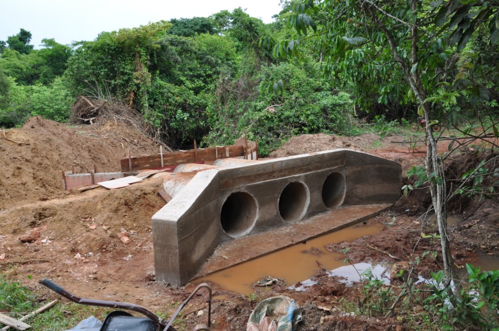 Bueiro triplo na zona rural possibilitará melhor escoamento da produção