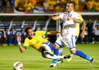 Neymar cai na area e pede penalt em amistoso