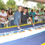 Prefeita Suely Cruvinel e o vice - prefeito Estepheson cortando o bolo de 26 metros de comprimento