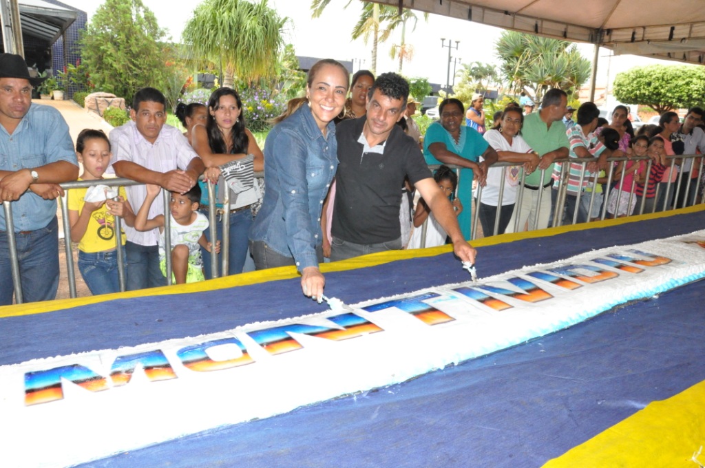 Prefeita Suely Cruvinel e o vice - prefeito Estepheson cortando o bolo de 26 metros de comprimento