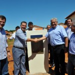 Ao lado de Vilmar Rocha e Marcos Abrão o prefeito Baré inaugurou um conjunto habitacional com 60 unidade