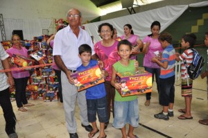 Prefeito Otair Teodoro e a primeira dama Ana Aparecida entregando brinquedos