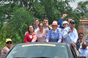 Prefeito André fazendo sinal de positivo, uma afirmação de que Marconi vencerá no município e em Goiás