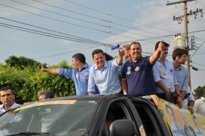 Prefeito Danilo Gleic e o governador Marconi acenando para eleitores durante a carreata