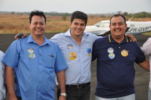 Naçoitan Leite e o prefeito Danilo Gleic com o candidato a deputado estadual Gean no Aeroporto