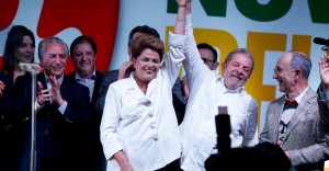 Presidenta Dilma comemora vitória ao lado do ex-presidente Lula