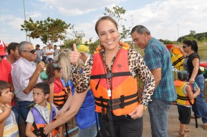 Prefeita Suely Cruvinel de colete para dar exemplos para todos