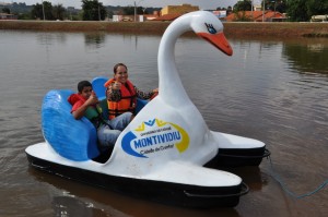 Prefeita Suely Cruvinel durante inauguração dos pedalinhos no Lago Municipal