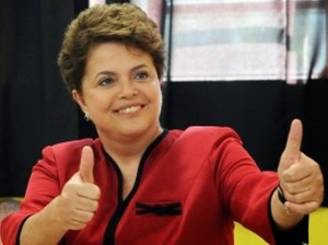 Presidenta Dilma faz gesto de positivo, está confiante na vitória no 2º turno