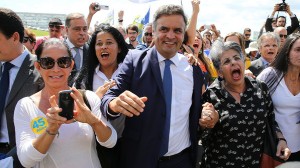 Aécio é recebido com festa por militantes do PSDB