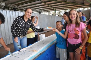Prefeita Suely Cruvinel distribuindo bolo para a comunidade
