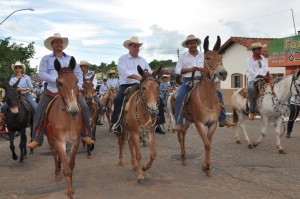 Governador Marconi durante o desfile de muares