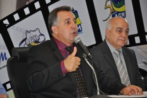 Ao lado do presidente da Assembleia Hélio de Sousa, o prefeito Baré conclamou seus colegas a participarem mais das marchas a Brasília e eventos municipalistas