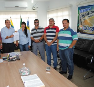 Prefeito Danilo Gleic entregando a ordem de serviço para a engenheira da Al Almeida doutora Vanessa