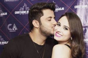 Cantor Cristiano Araújo com a namorada Alana Moraes durante show em Itumbiara, horas antes do acidente