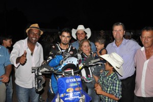 Prefeito Vitinho com o deputado Marlúcio Pereira e o vice-prefeito José dos Reis com o hexacampeão brasileiro de motocross Joaninha