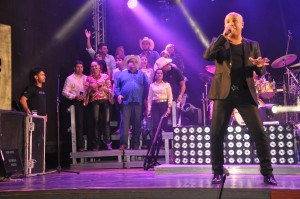 Show do cantos Rick Sollo com a presença do prefeito Odoni Coelho e a primeira-dama Inês Moraes no palco